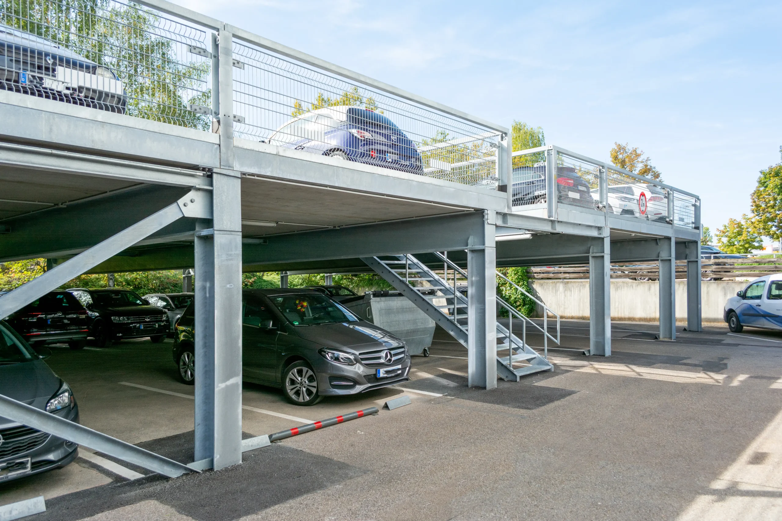 Offenes Parkdeck aus Stahl mit überdachten Stellplätzen