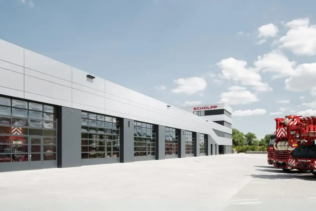 Moderne Gewerbehalle mit integrierten Büroflächen