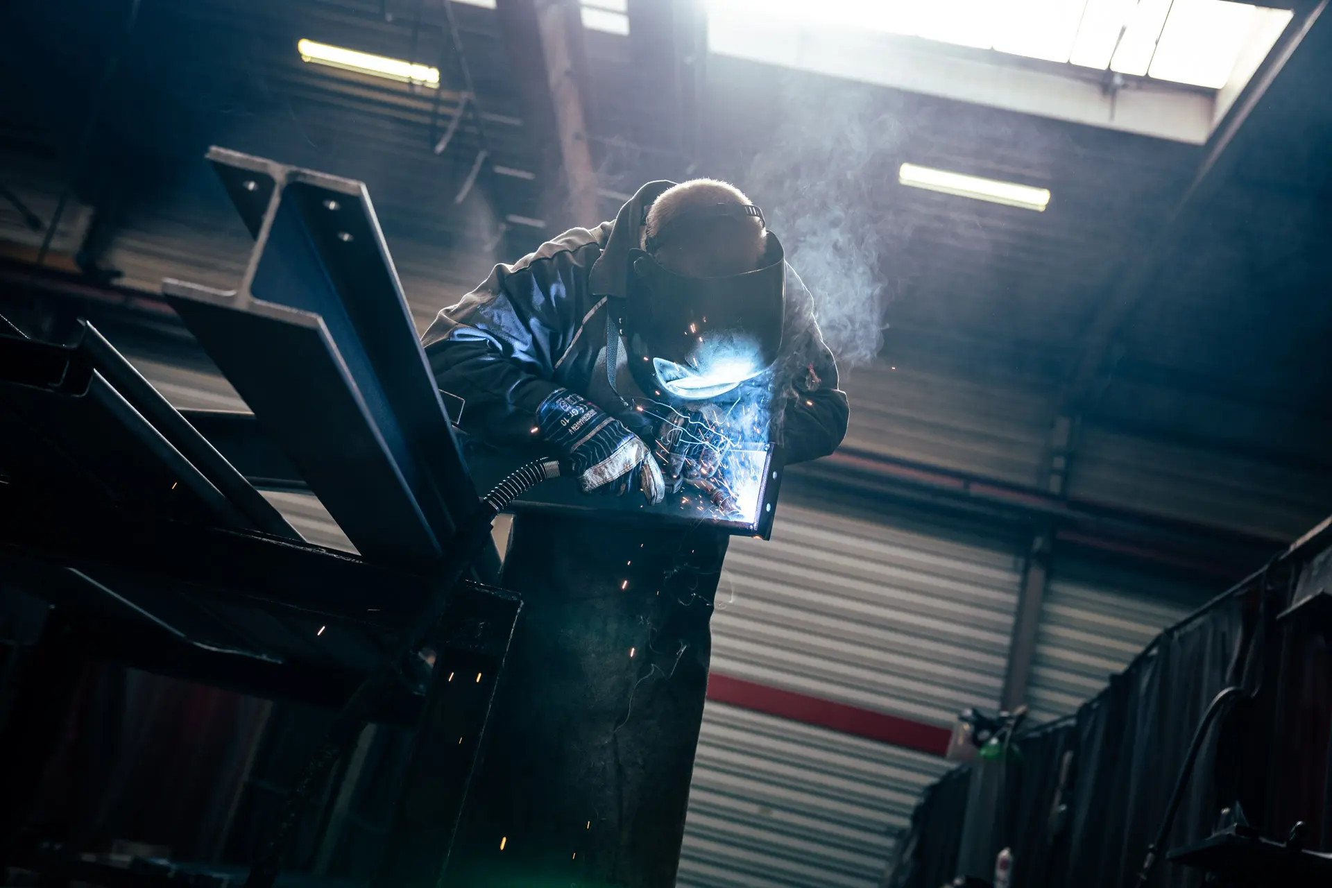 Um passgenaue Stahlkomponenten zu erstellen, schweißt ein Konstrukteur individuelle Verbindungen