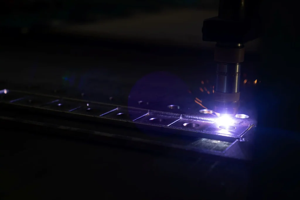 Nahaufnahme eines Plasmaschneiders Ein Plasmabogen, der das Metall schmilzt, um Brennteile zu erzeugen