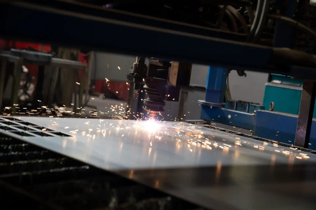 Thermisches Trennverfahren einer Stahlplatte Ein autogener Brennschneider im Einsatz