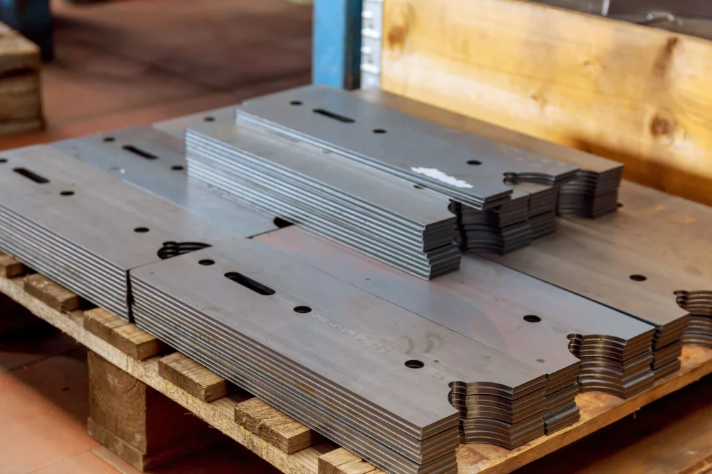 Fertige Brennzuschnitte Stapel von fertigen Brennteilen aus Stahl