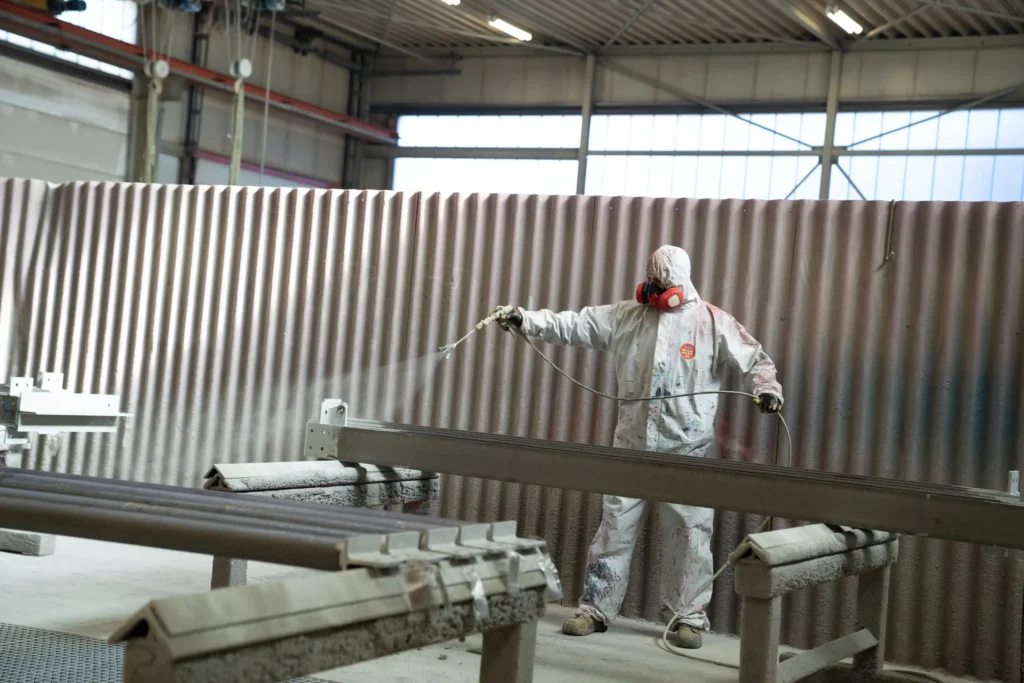 Brandschutzbeschichtung an Stahlträgern im industriellen Stahlbau